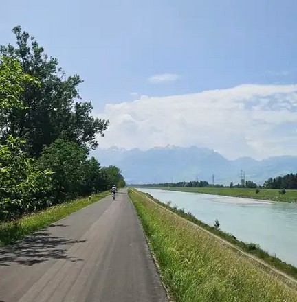 Ausfahrt auf dem Rheindamm